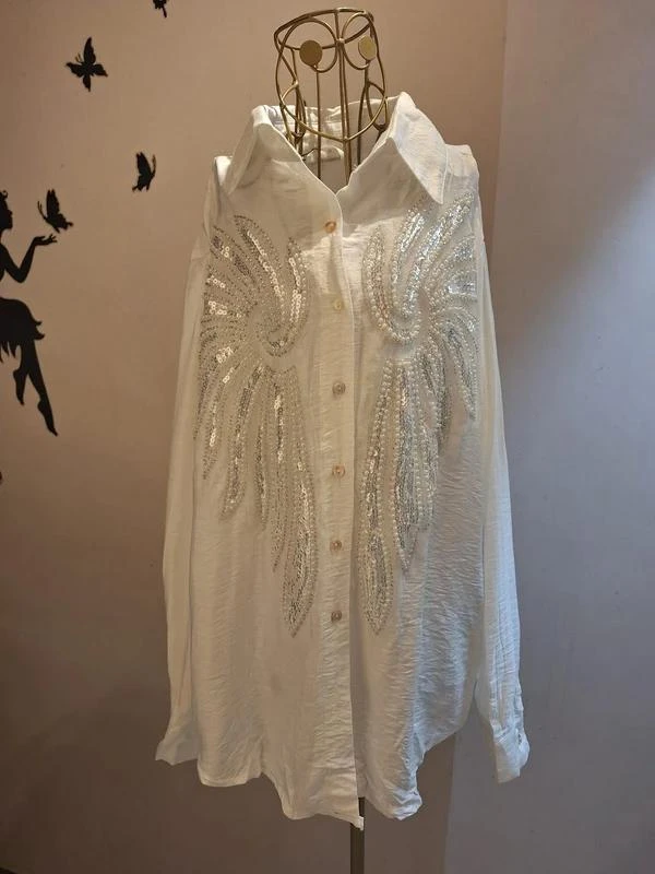 Chemise blanche & broderies sequins et perles